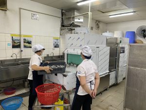 Thiết Bị Rửa Khay Bát Đĩa Khay Thìa Rĩa băng chuyền cửa sập.