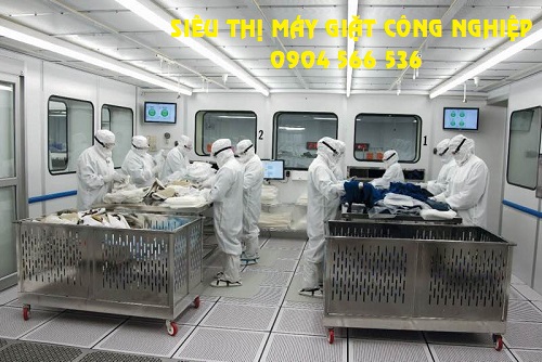 Kiểm tra phân loại quần áo phòng sạch trước khi giặt
