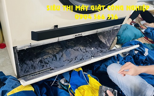 Vệ sinh lưới lọc máy sấy công nghiệp thường xuyên để đảm bảo vận hành