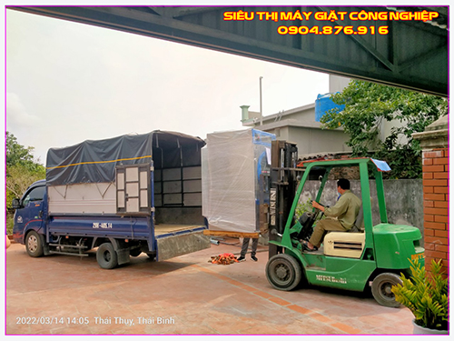 Nâng hạ thiết bị từ xe đưa vào vị trí lắp đặt