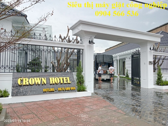 Khách sạn Crown Hotel