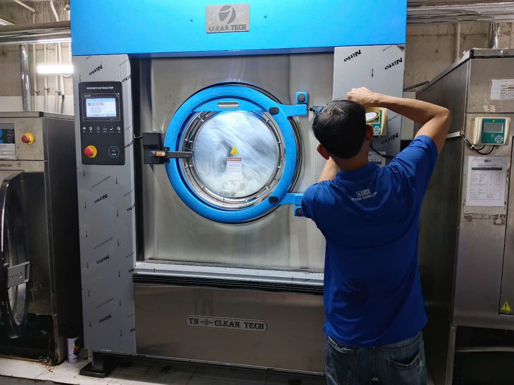 KTV đang kiểm tra, test máy