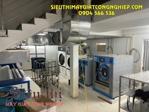 Máy giặt công nghiệp trong phòng giặt khách sạn