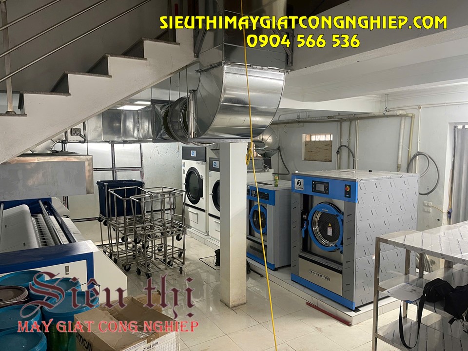 Máy giặt công nghiệp trong phòng giặt khách sạn