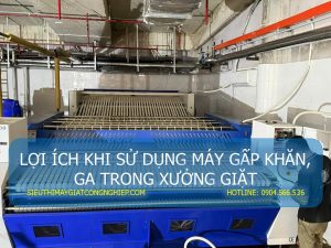 Máy gấp khăn ga trong xưởng giặt