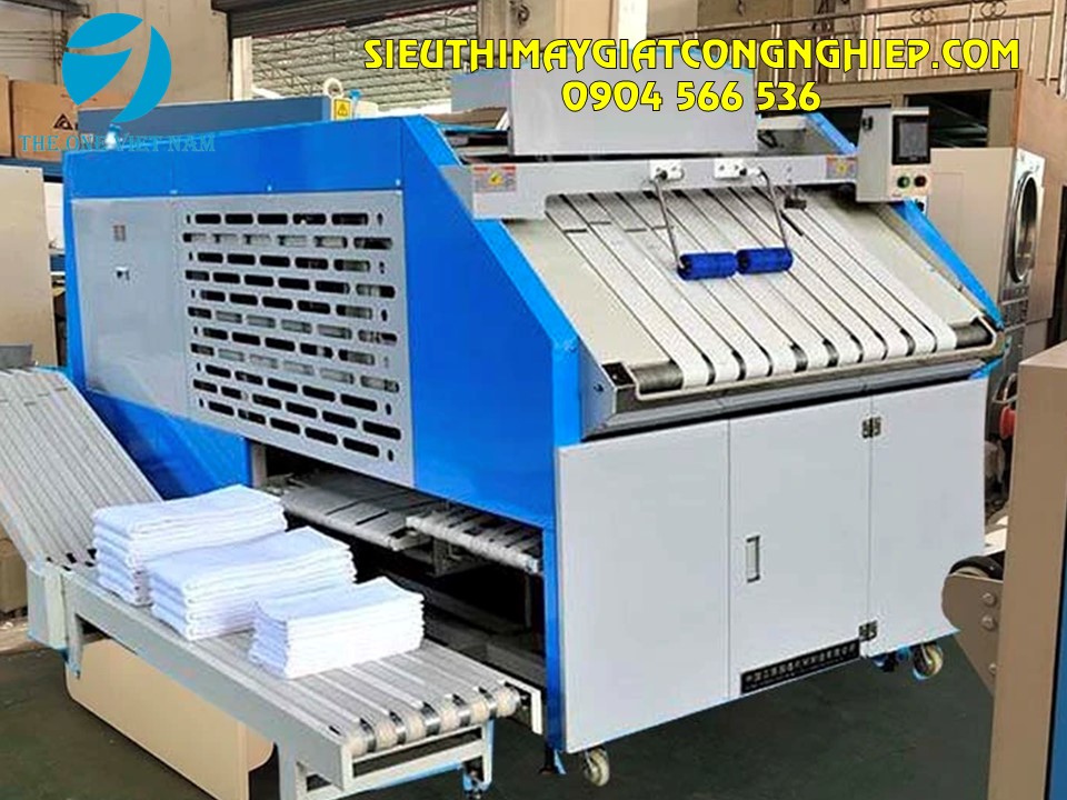 Máy gấp khăn tự động trong xưởng giặt