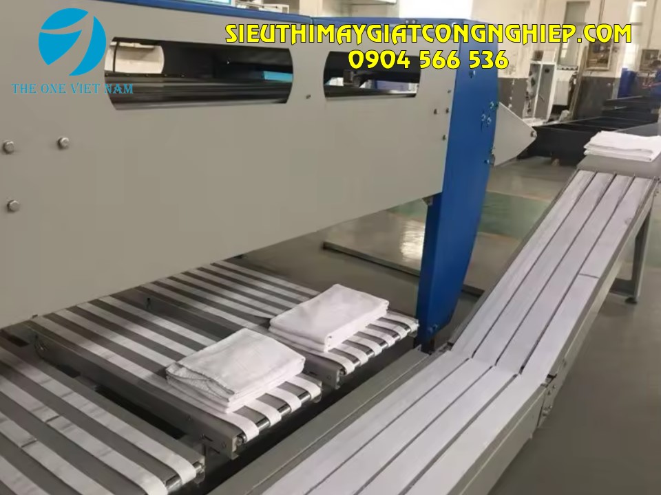 Máy gấp khăn kết hợp máy xếp chồng trong xưởng giặt
