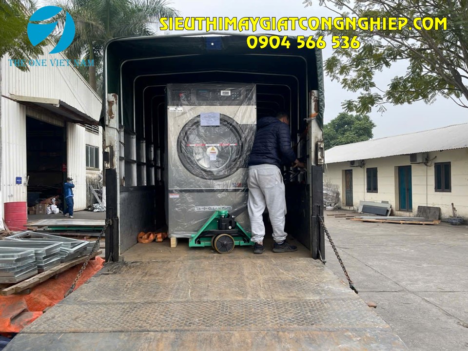 Lắp đặt thiết bị cho khách hàng trong ngày