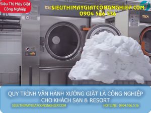 Máy giặt công nghiệp hiện đại trong xưởng giặt đồ khách sạn
