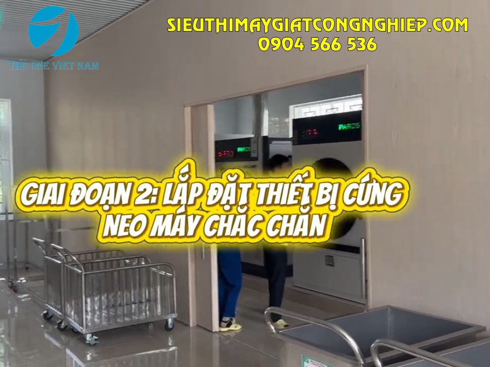 Đảm bảo chân máy giặt công nghiệp chắc chắn sau khi lắp đặt