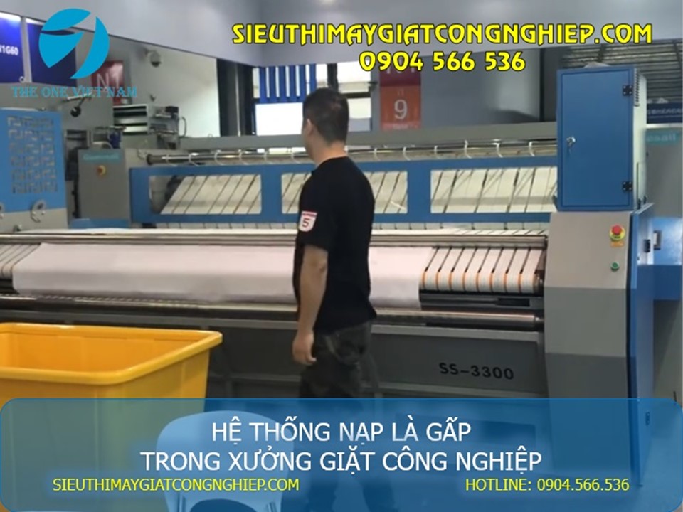 Hệ thống máy nạp + là + gấp đồ vải trong xưởng giặt
