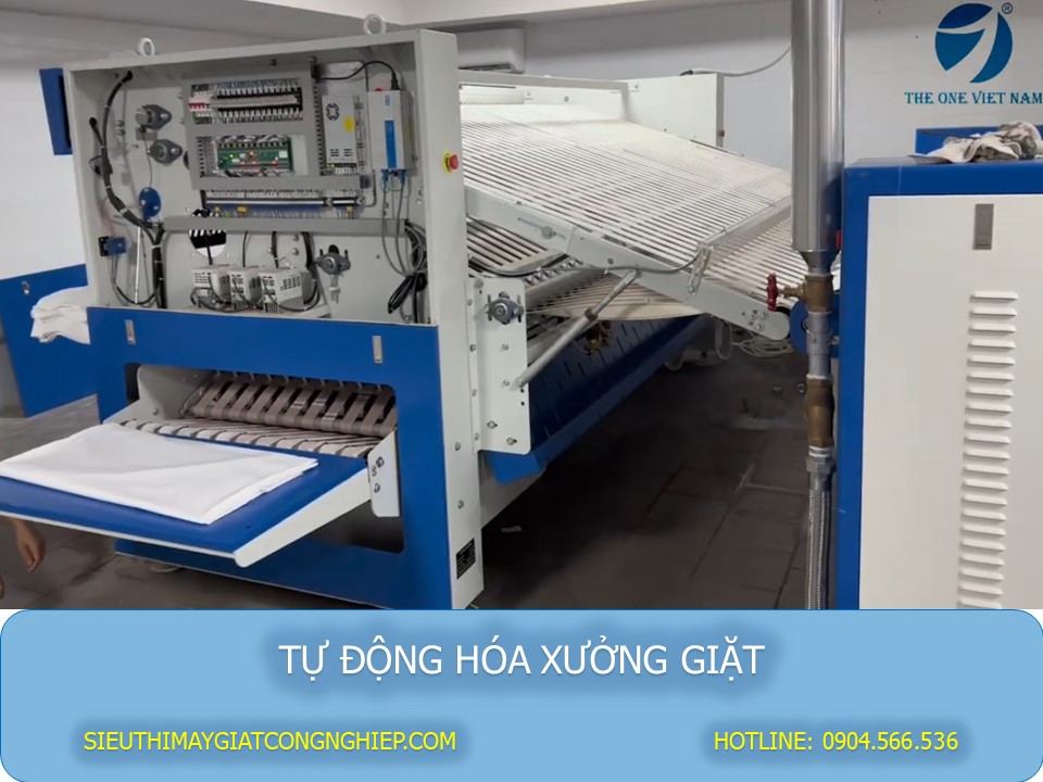 Máy gấp ga giường tự động trong xưởng giặt resort