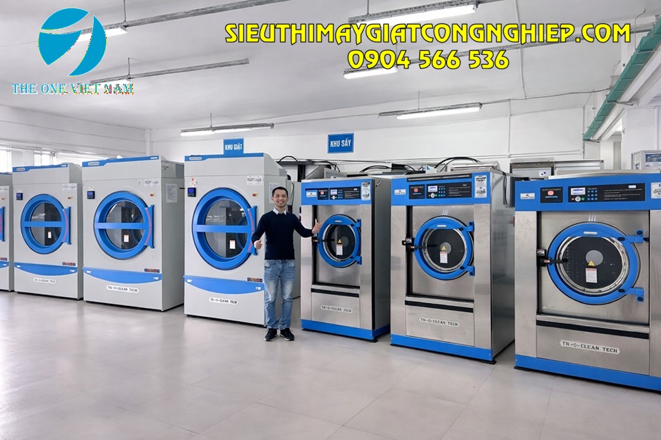Máy giặt và máy sấy công nghiệp trong xưởng giặt