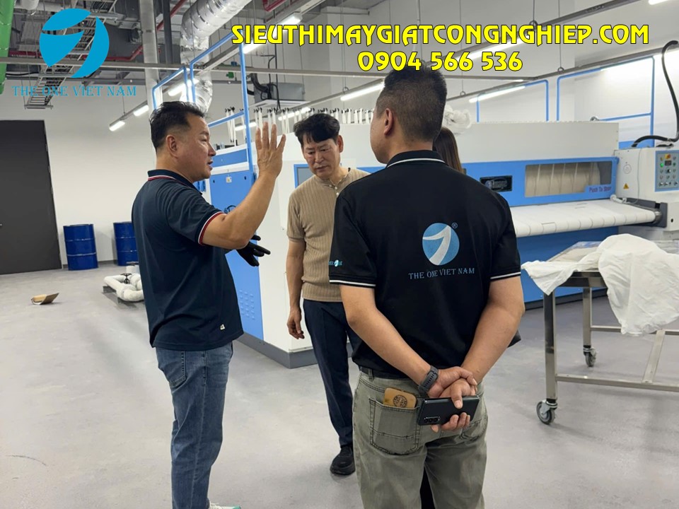 Đội ngũ kỹ thuật viên The One Việt Nam và chuyên gia Hàn Quốc đang trao đổi, vận hành trực tiếp trước dàn máy Paros tại công trình