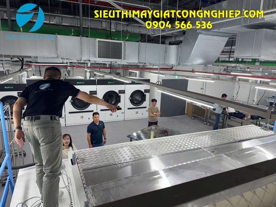Đội ngũ kỹ thuật viên The One Việt Nam và chuyên gia Hàn Quốc đang trao đổi, vận hành trực tiếp trước dàn máy Paros tại công trình