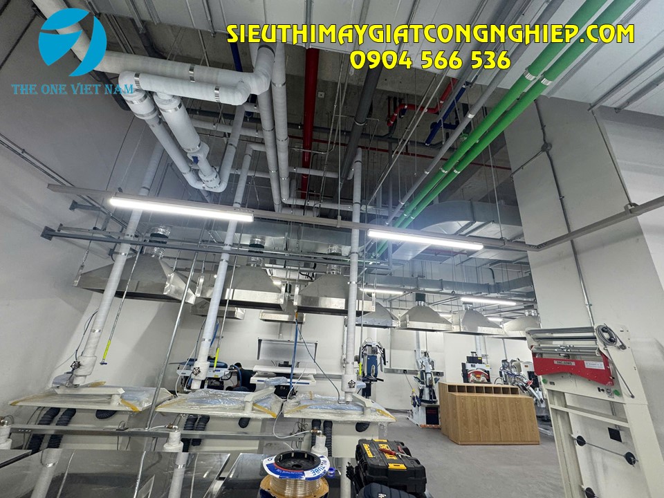 Cận cảnh hệ thống trần kỹ thuật M&E (ống nước xanh, ống hơi bọc bảo ôn trắng, ống thông gió) được thi công bài bản tại phòng giặt Shella