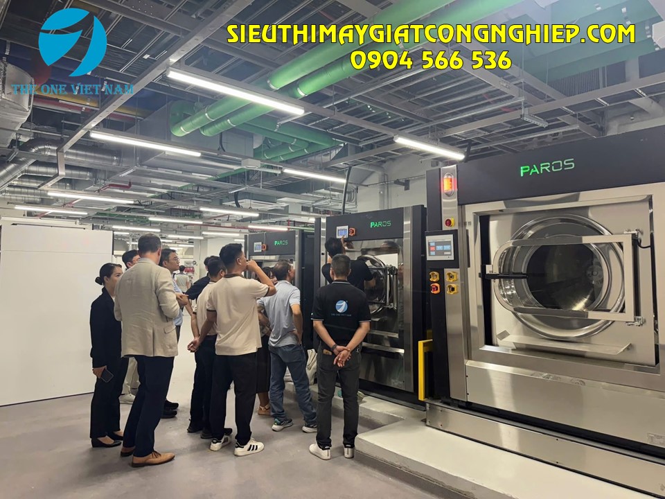 Kỹ sư The One Việt Nam và chuyên gia Hàn Quốc trực tiếp hướng dẫn vận hành thiết bị