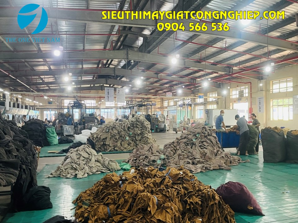Khu tập kết đồ vải trong xưởng giặt wash công nghiệp