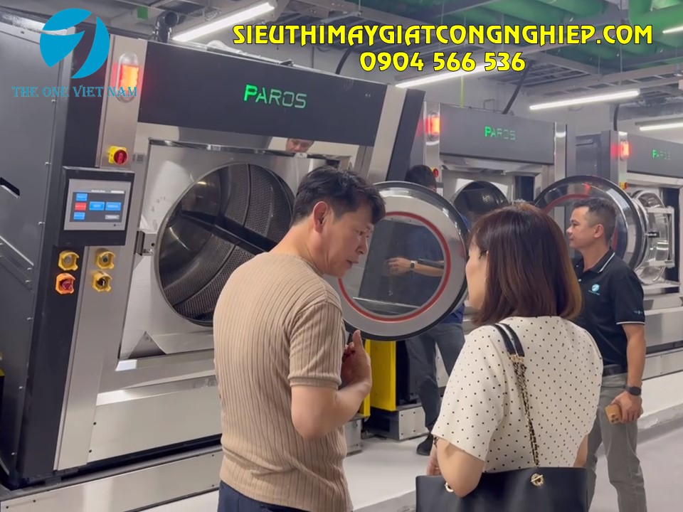 Máy giặt công nghiệp Paros có hệ thống nâng lồng thủy lực