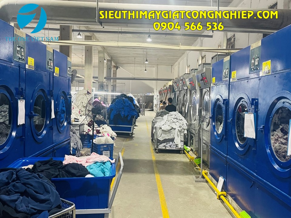 Khu vực bố trí máy sấy công nghiệp trong xưởng giặt
